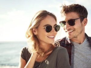 Kính mắt đi biển thời trang là gì?